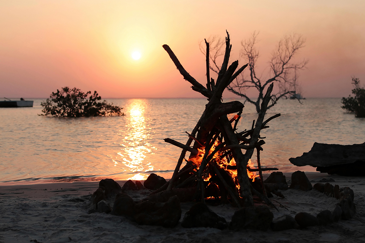 Vilanculos-Mozambico-fuoco-in-spiaggia-tramonto Vilanculos Mozambico
